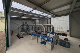 Technikraum mit Pumpensystem